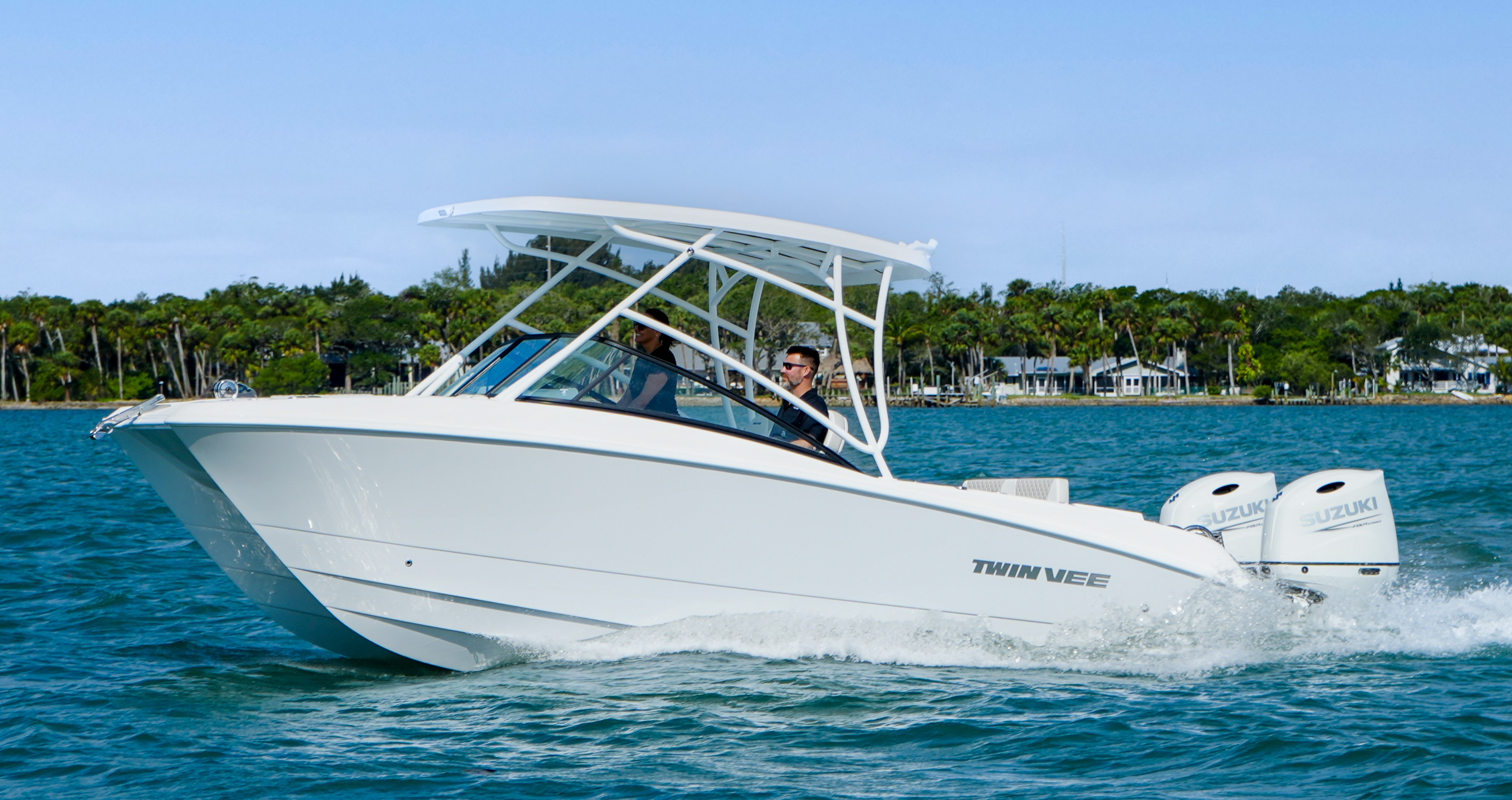 ダイワ　SEAPOWER 50-310 Mini Boat 20-240 Twin Vee PowerCat 240 DC GFX - Suzuki Marine USA, LLC